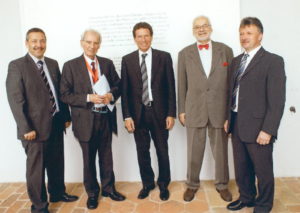 Vor der Victor-F.-Hess-Forschungs- und Gedenkstätte, (v.l.n.r.): Bürgermeister von Pöllau Johann Schirnhofer; Dr. Peter M. Schuster, Präsident der Victor-Franz-Hess-Gesellschaft; BM Univ.-Prof. Dr. Karlheinz Töchterle; Dr. Erhard Busek; Hubert Lang, Abgeordneter zum Landtag Steiermark.