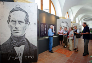 Dr. Peter M. Schuster führt im Ausstellungszentrum Echophysics
